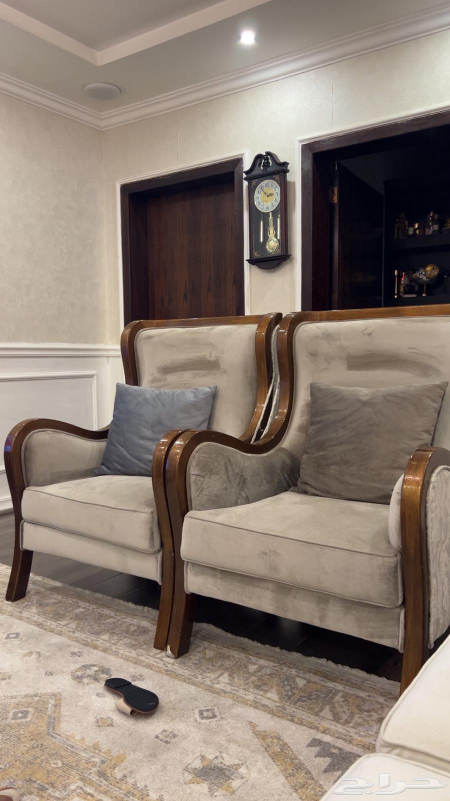 للبيع كرسين بحالة جيدة ب15064450496102786110