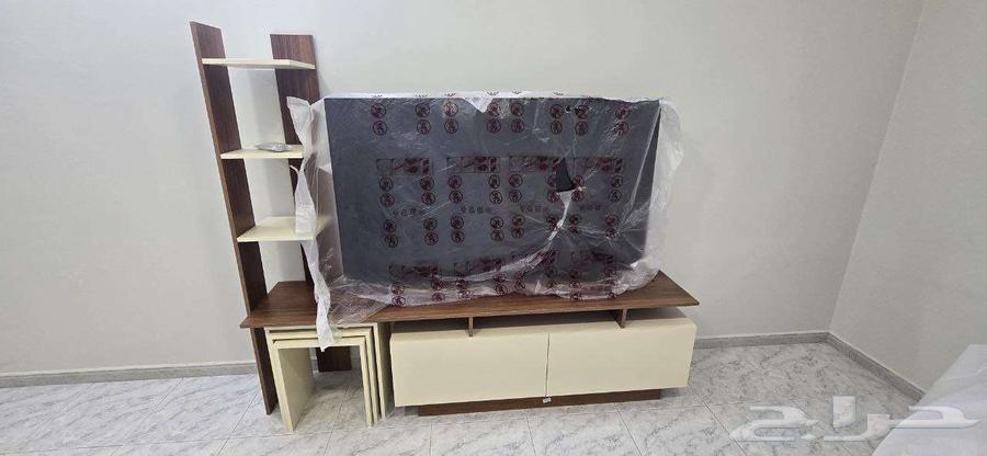 طاولة تلفزيون لون بيج وخشبي64452739299970110