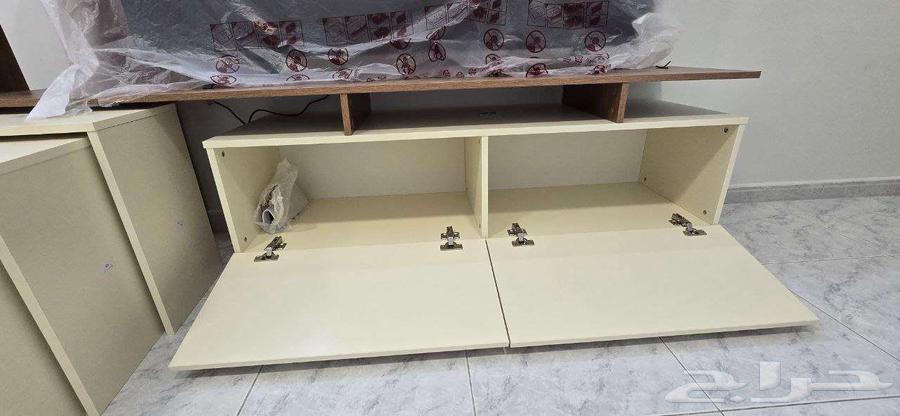 طاولة تلفزيون لون بيج وخشبي64452739299970114