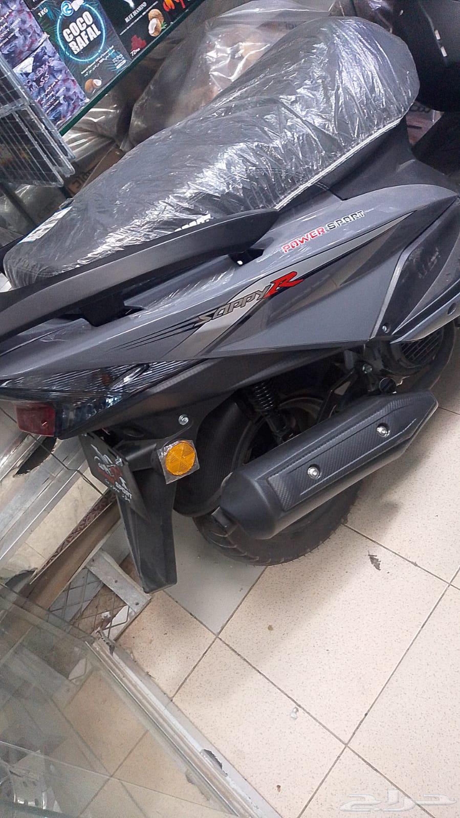 A strange new tank with a customs paper and a helmet64464181803650110