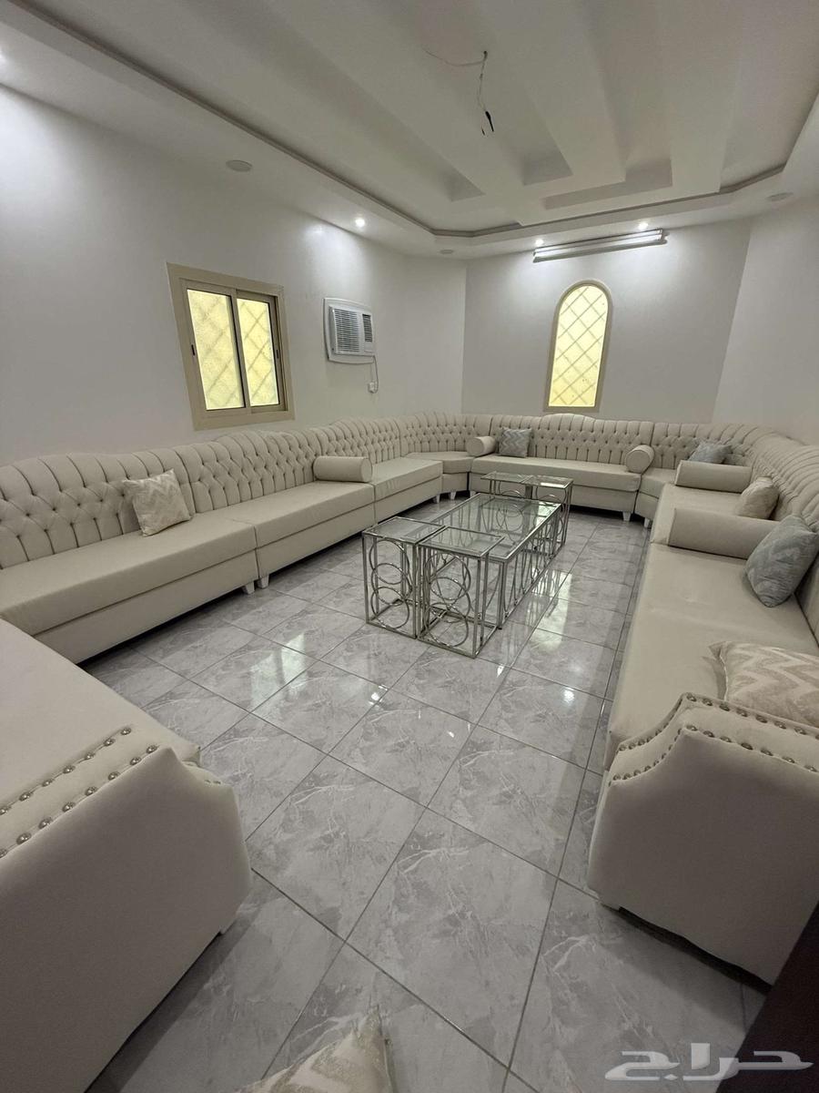 Sofas and tables64458438057859110