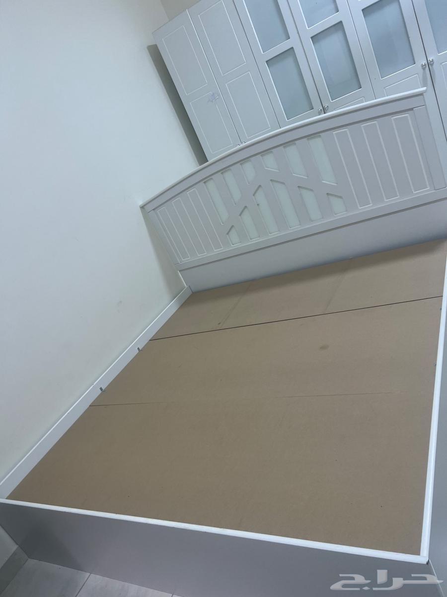 سرير وطاولة للبيع64462362656899112