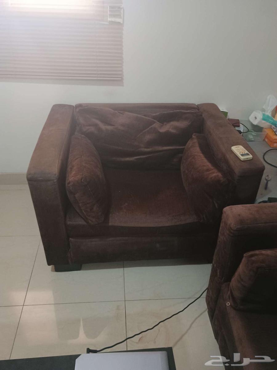 طقم كنب ثلاث قطع للبيع بحالة مقبولة64462527480577113