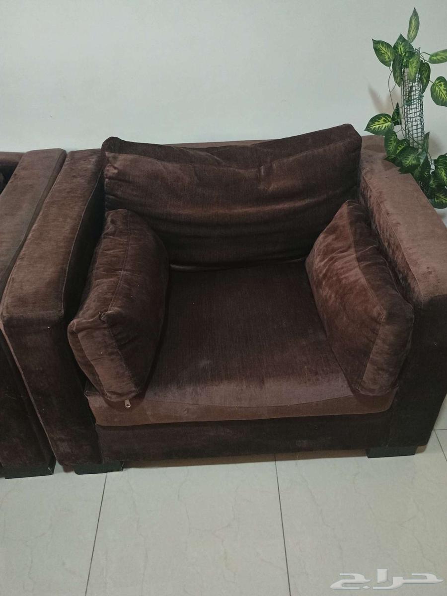 طقم كنب ثلاث قطع للبيع بحالة مقبولة64462527480577112