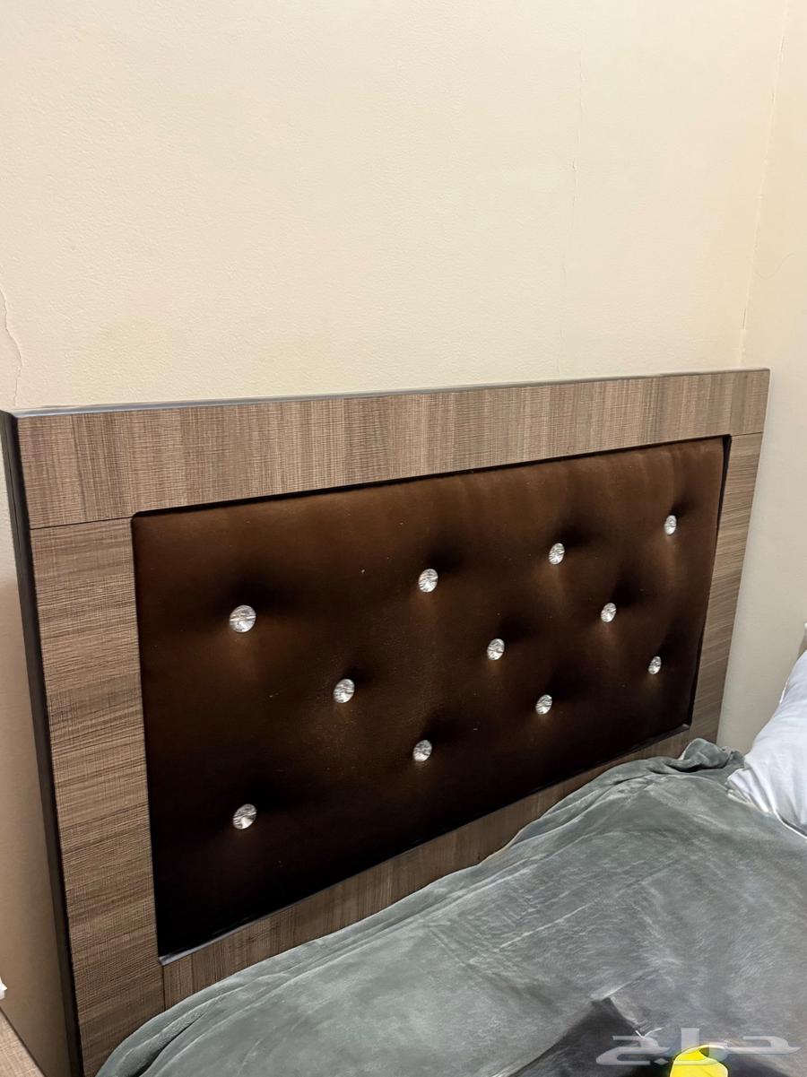 اثاث للبيع سرير ودولاب ومرايه كومدينه شبه الجديد64464859891459114