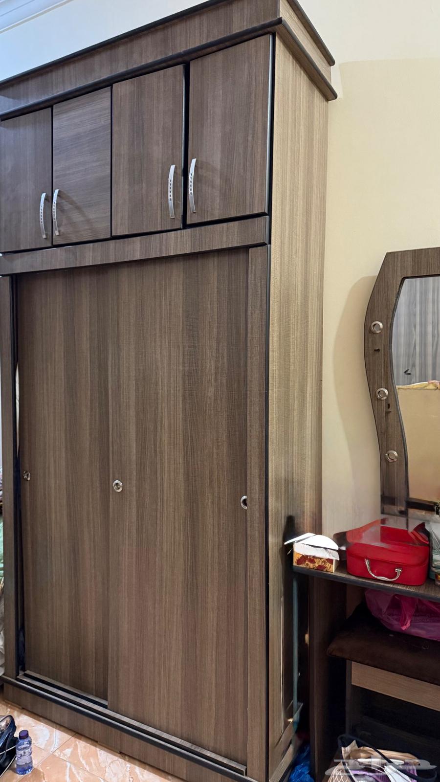 اثاث للبيع سرير ودولاب ومرايه كومدينه شبه الجديد64464859891459111