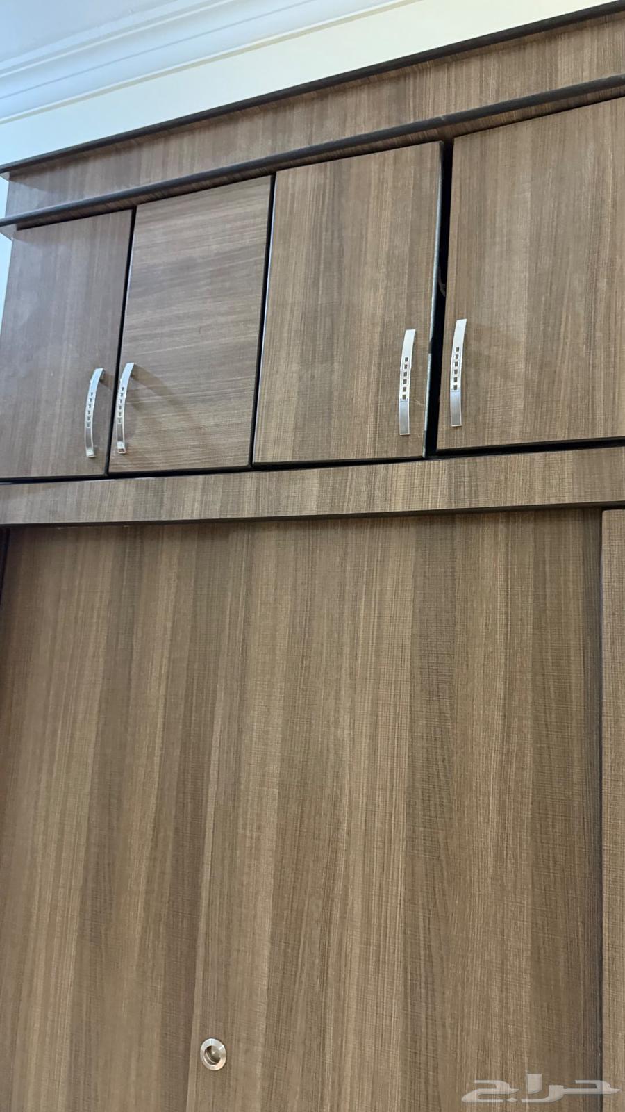 اثاث للبيع سرير ودولاب ومرايه كومدينه شبه الجديد64464859891459110