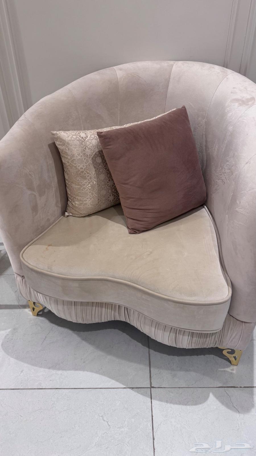 Clean classic sofa, condition and price negotiable64460953563393110