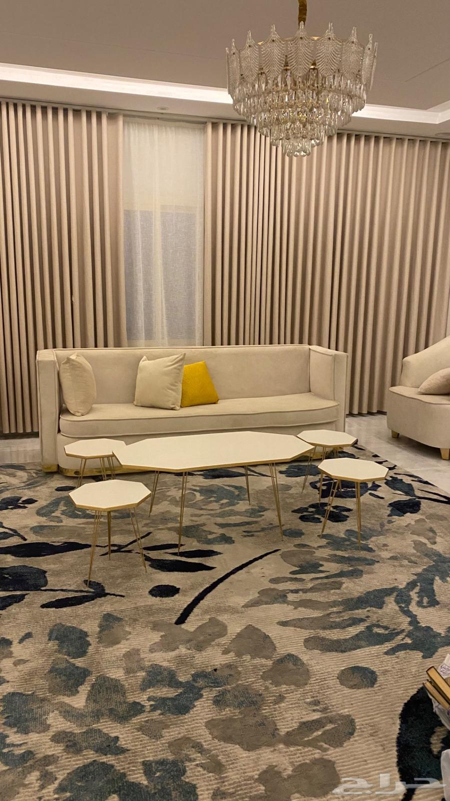 Newlywed's carpet and tables for sale64461200333955110