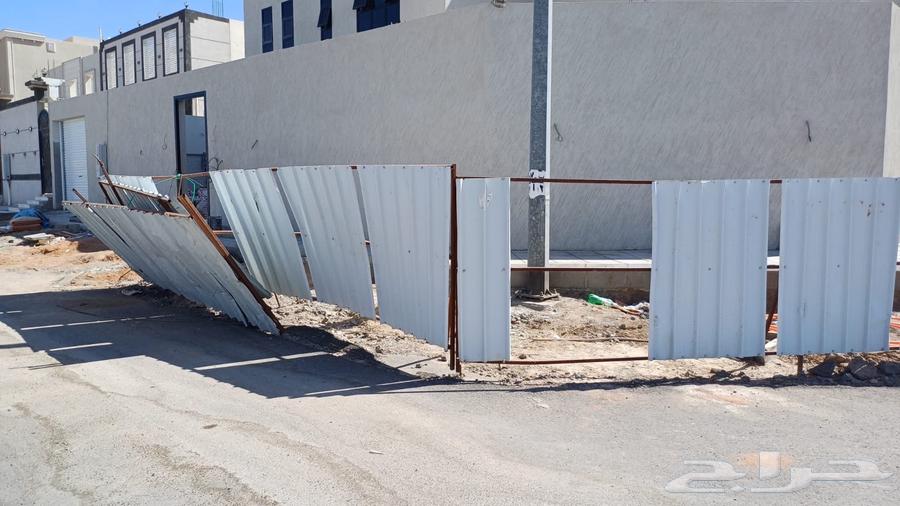 سياج زنك وثلاثة ابواب بقلاوة حديد للبيع64460816626691113