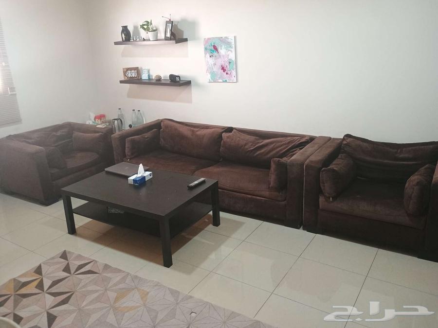 طقم كنب ثلاث قطع للبيع بحالة مقبولة64462527480577110