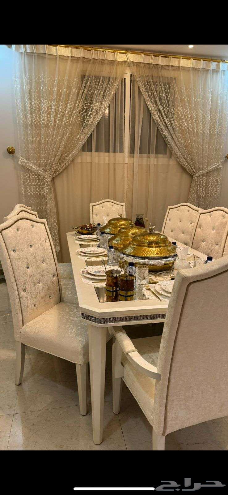 Dining table with 8 chairs and buffet64467031377923111