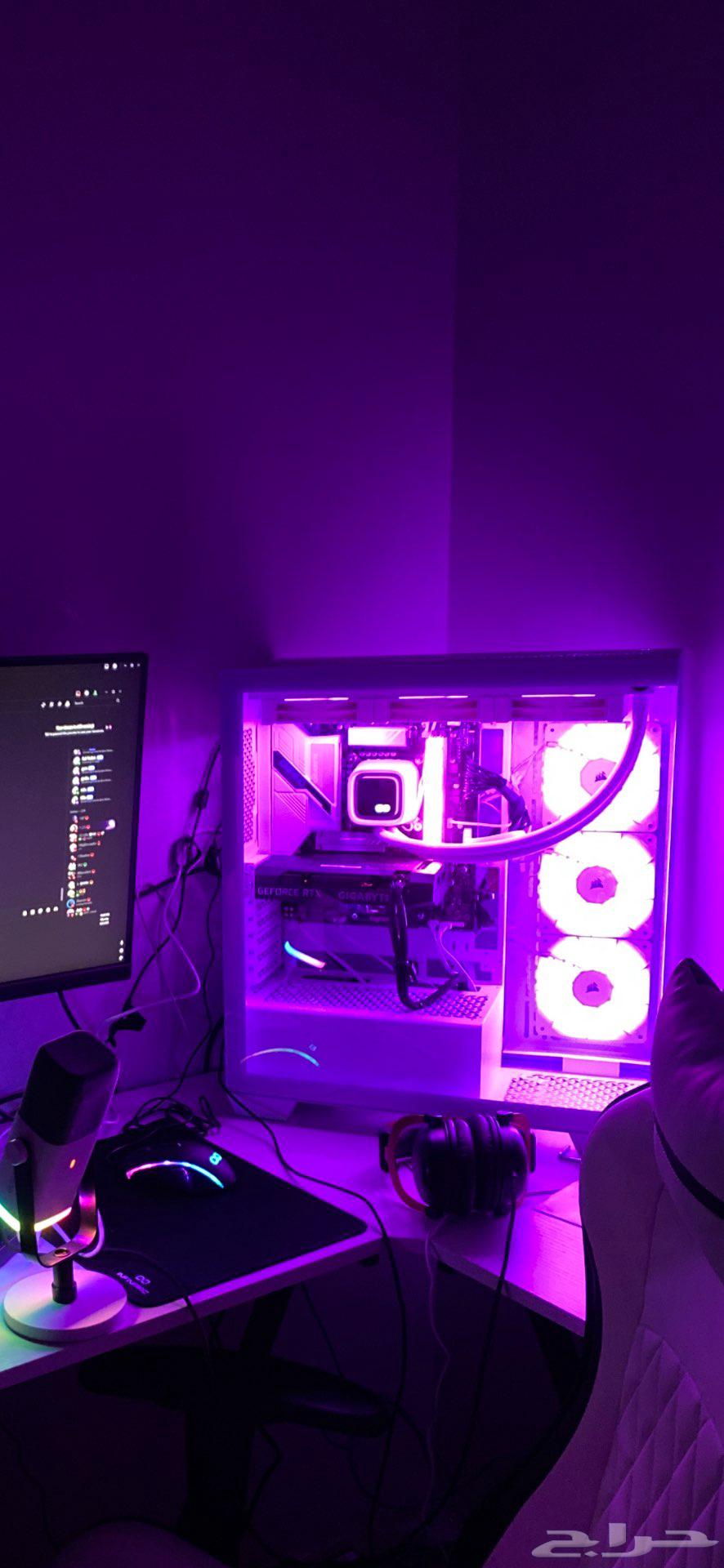 Complete setup with PC and monitor64472089846531110