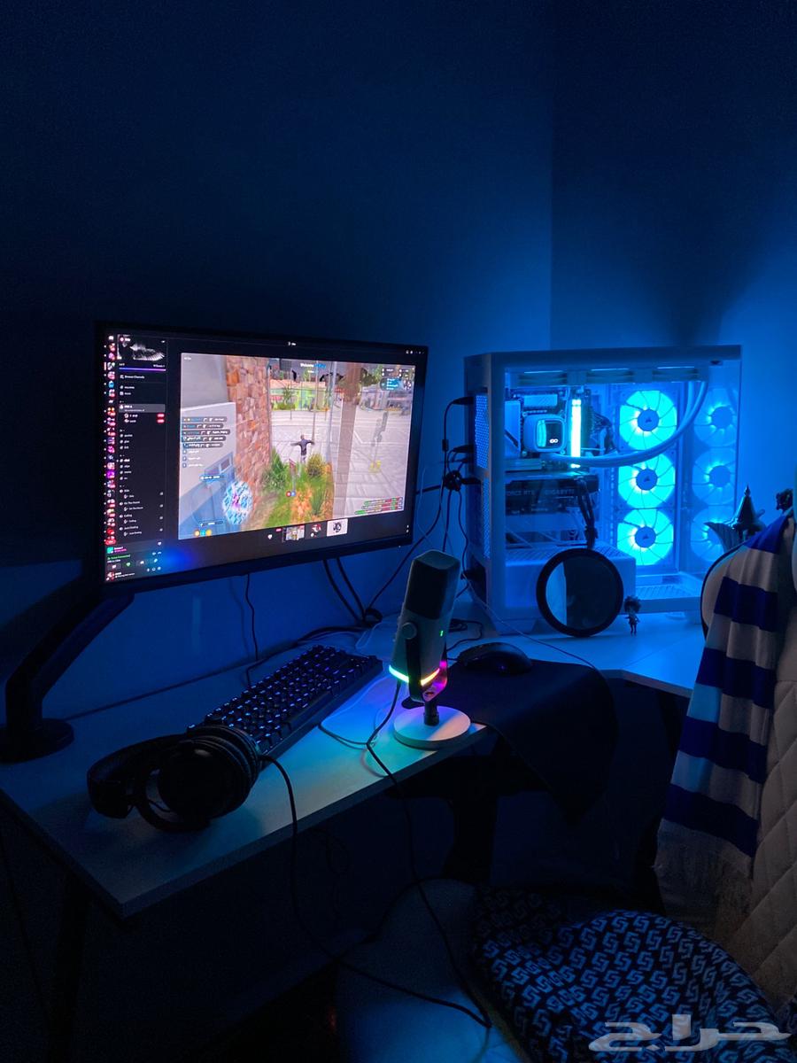 Complete setup with PC and monitor64472089846531111