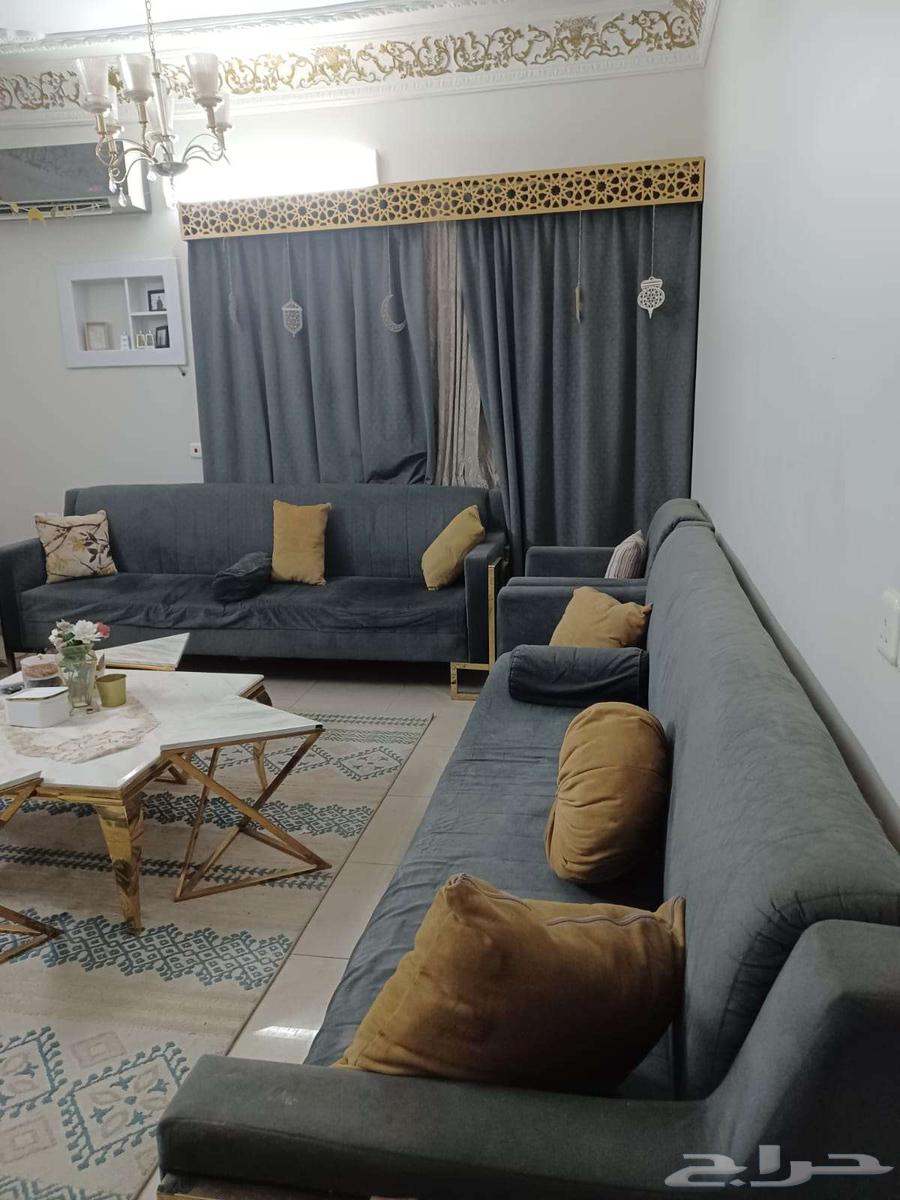 Council in good condition with a set of tables and a curtain64467369402242113