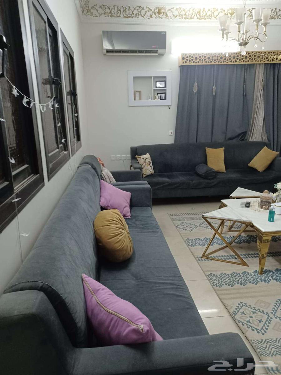 Council in good condition with a set of tables and a curtain64467369402242111