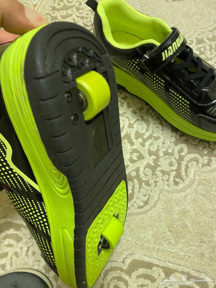 Sports shoes that convert to skating with a button press64467954535425112