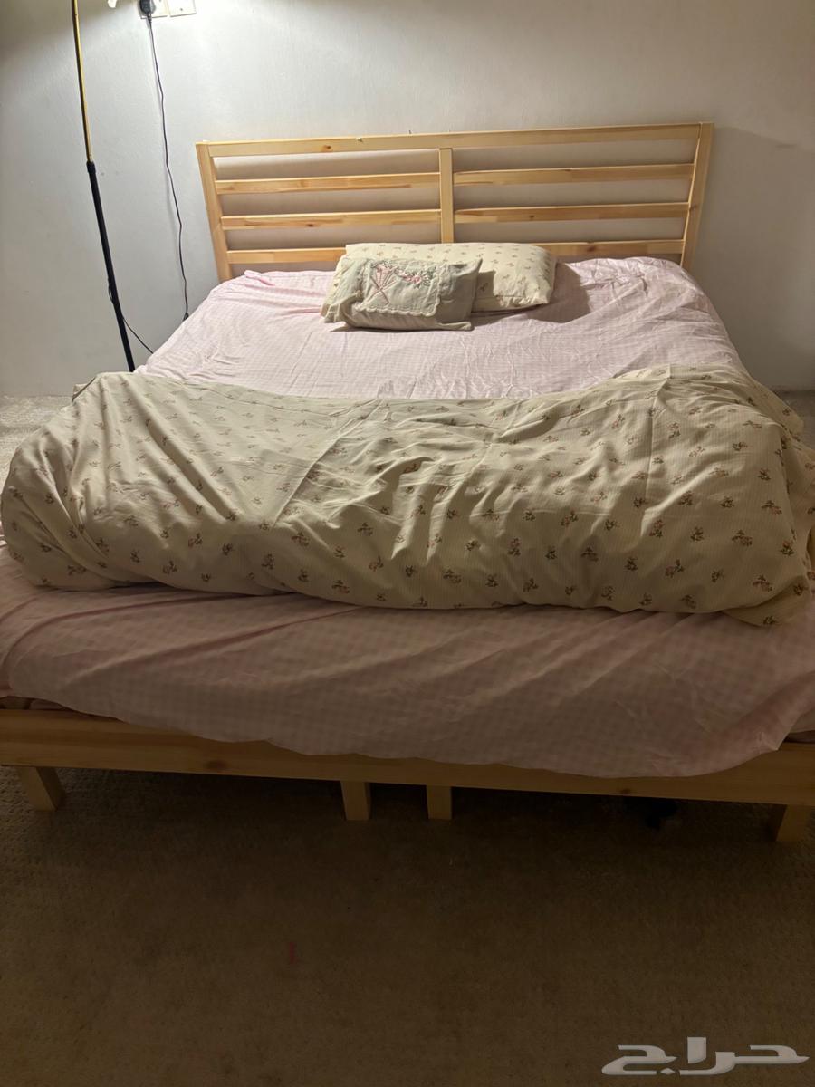 سرير ايكيا خشبي ومرتبة64471075251075110
