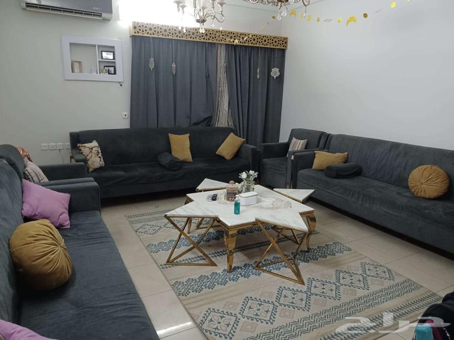 Council in good condition with a set of tables and a curtain64467369402242110