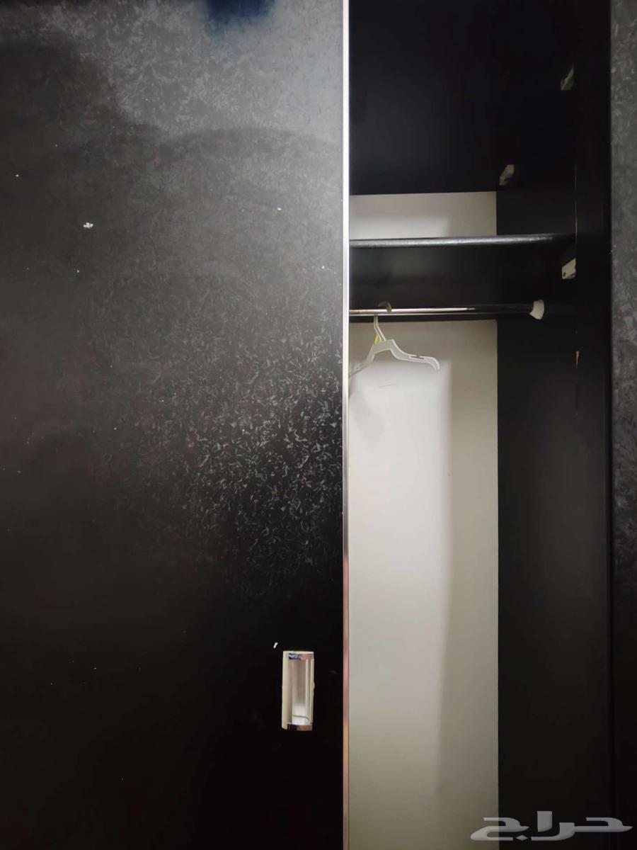 غرفة نوم مع دولاب64474075662979110