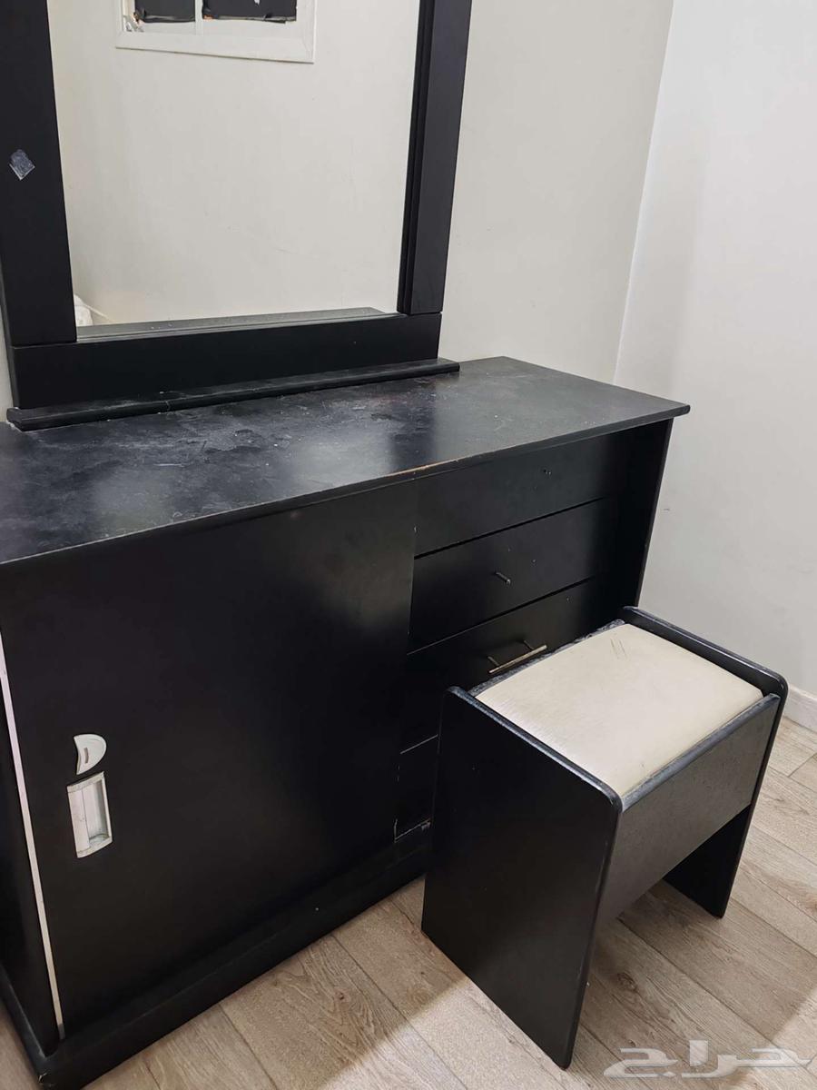 غرفة نوم مع دولاب64474075662979112