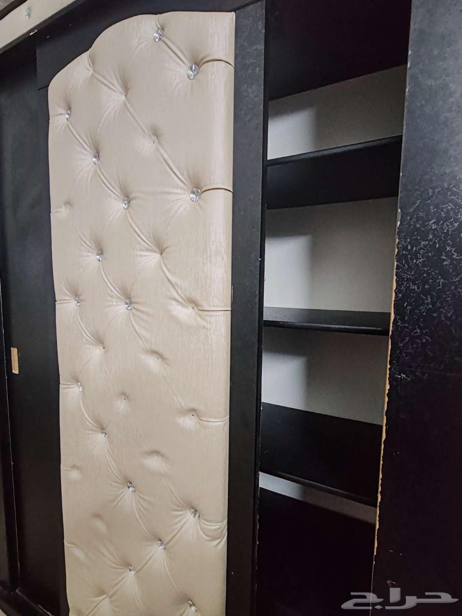 غرفة نوم مع دولاب64474075662979111