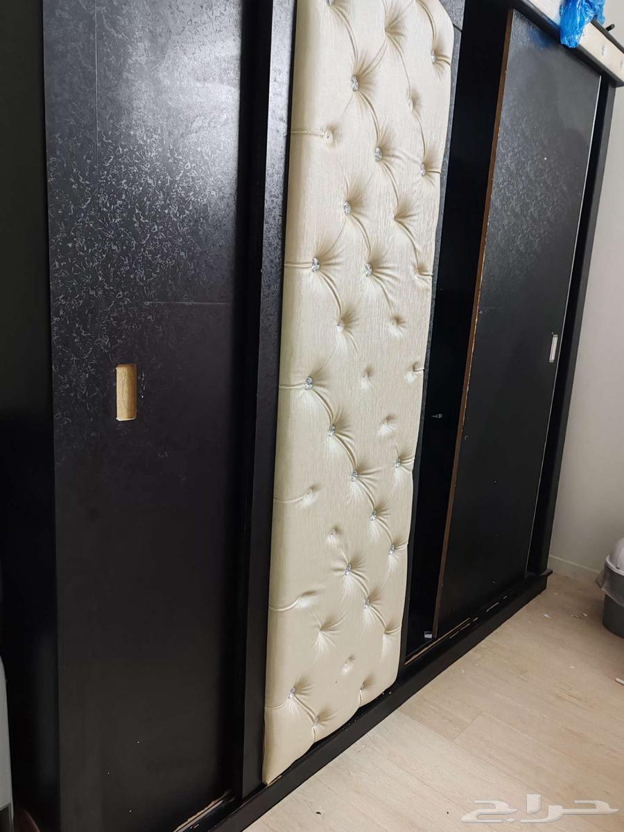 غرفة نوم مع دولاب64474075662979113