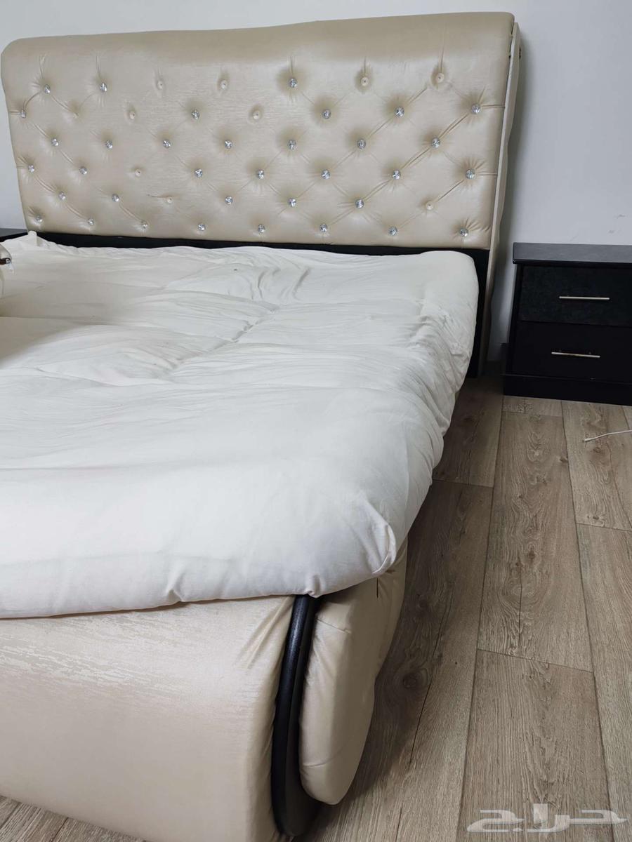 غرفة نوم مع دولاب64474075662979114