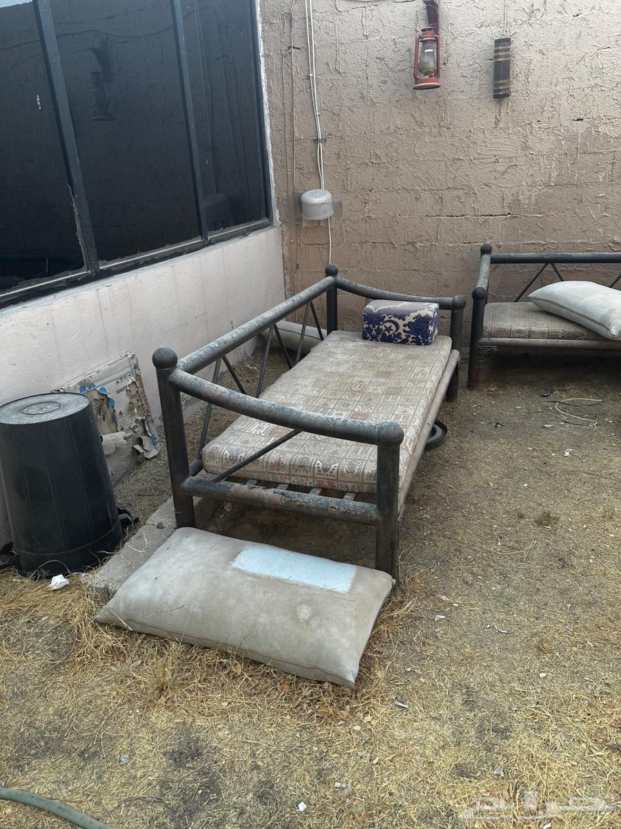 اثاث للبيع كراسي حديد وقزاز غرفه وباب المنيوم64477366909699110