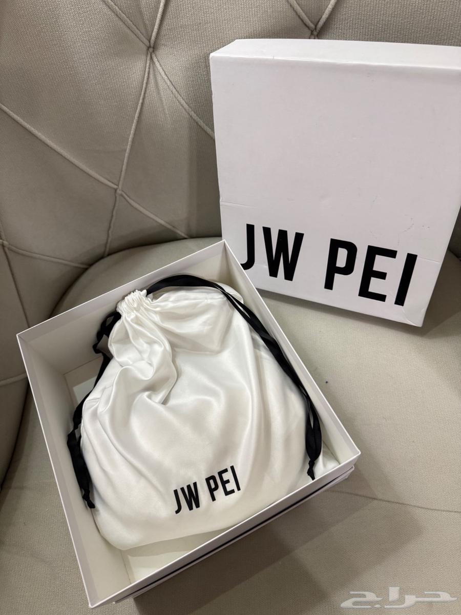 شنطة ماركة JW PEI لون ابيض كريمي64478211035394113