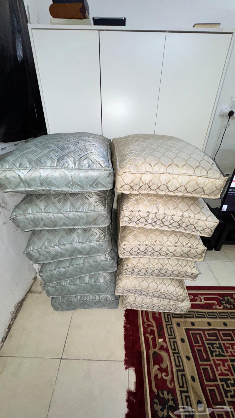 Back cushions or supports or rests64478759740802114
