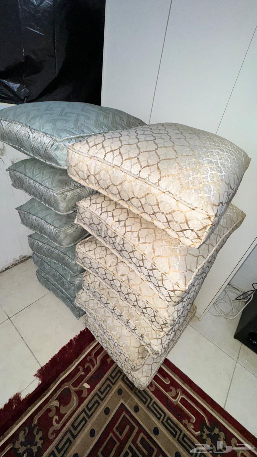 Back cushions or supports or rests64478759740802111