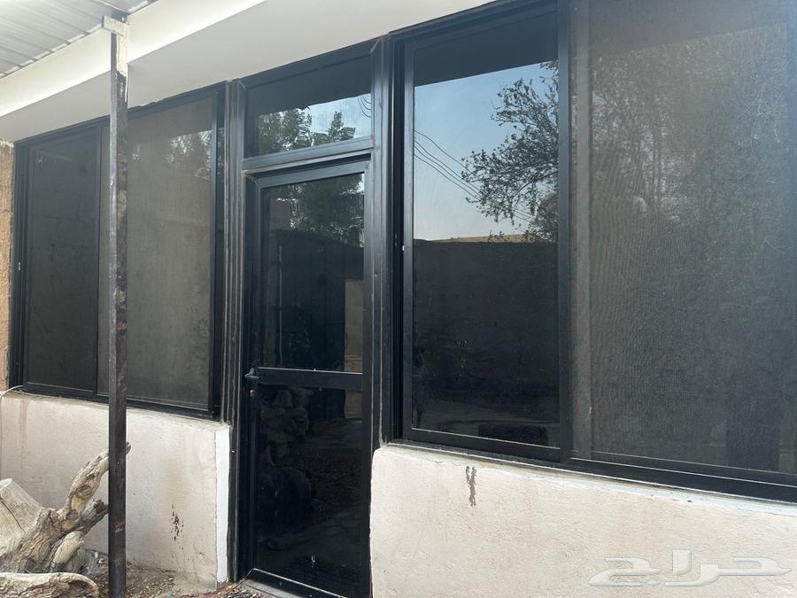 اثاث للبيع كراسي حديد وقزاز غرفه وباب المنيوم64477366909699113