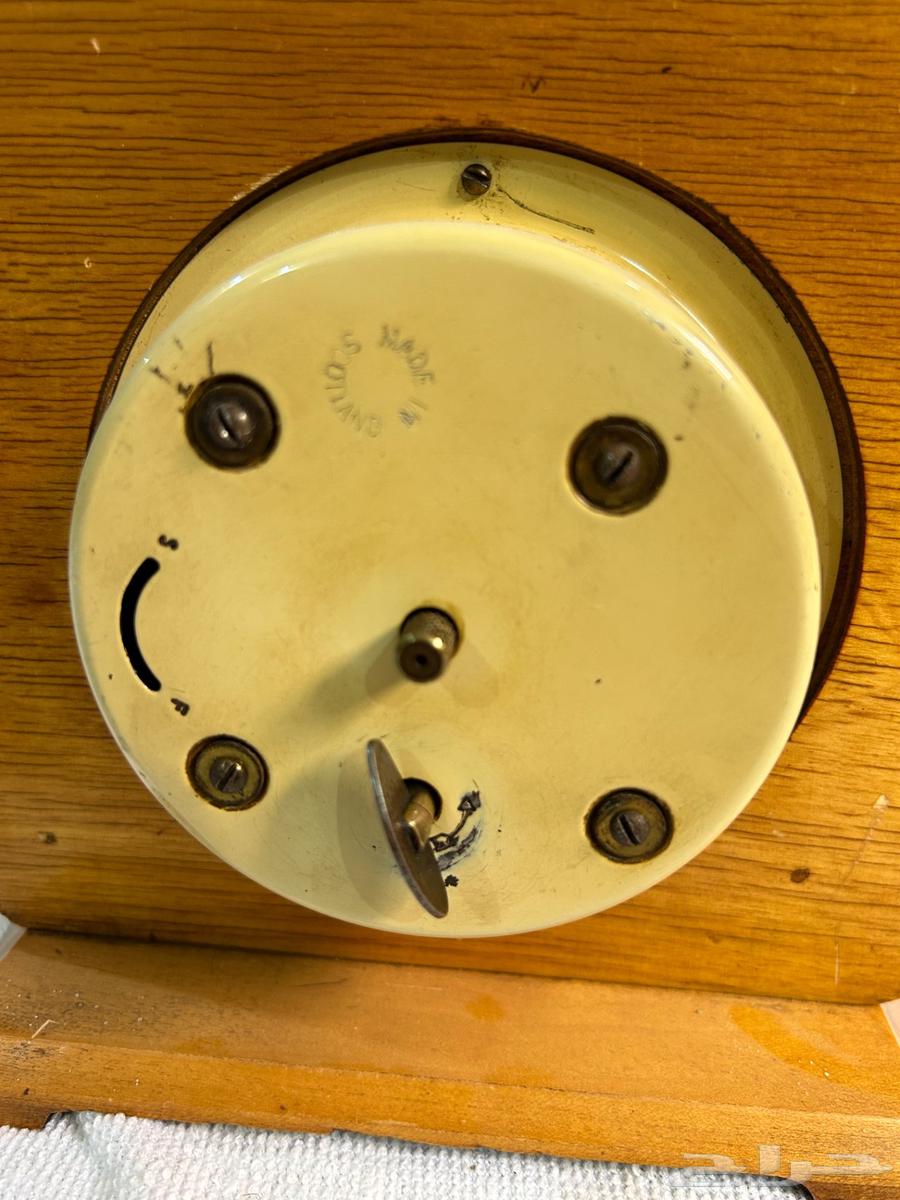 ساعة سكوتلندا بريطانيه قديمه شغال برواز خشب متحفي64480468976002111