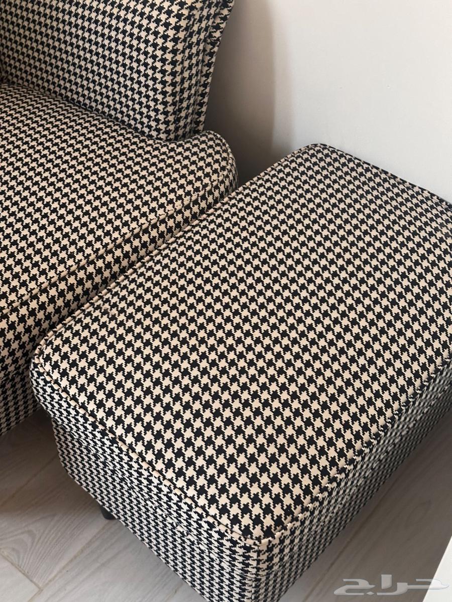 Sofa and man's table64481018900609111