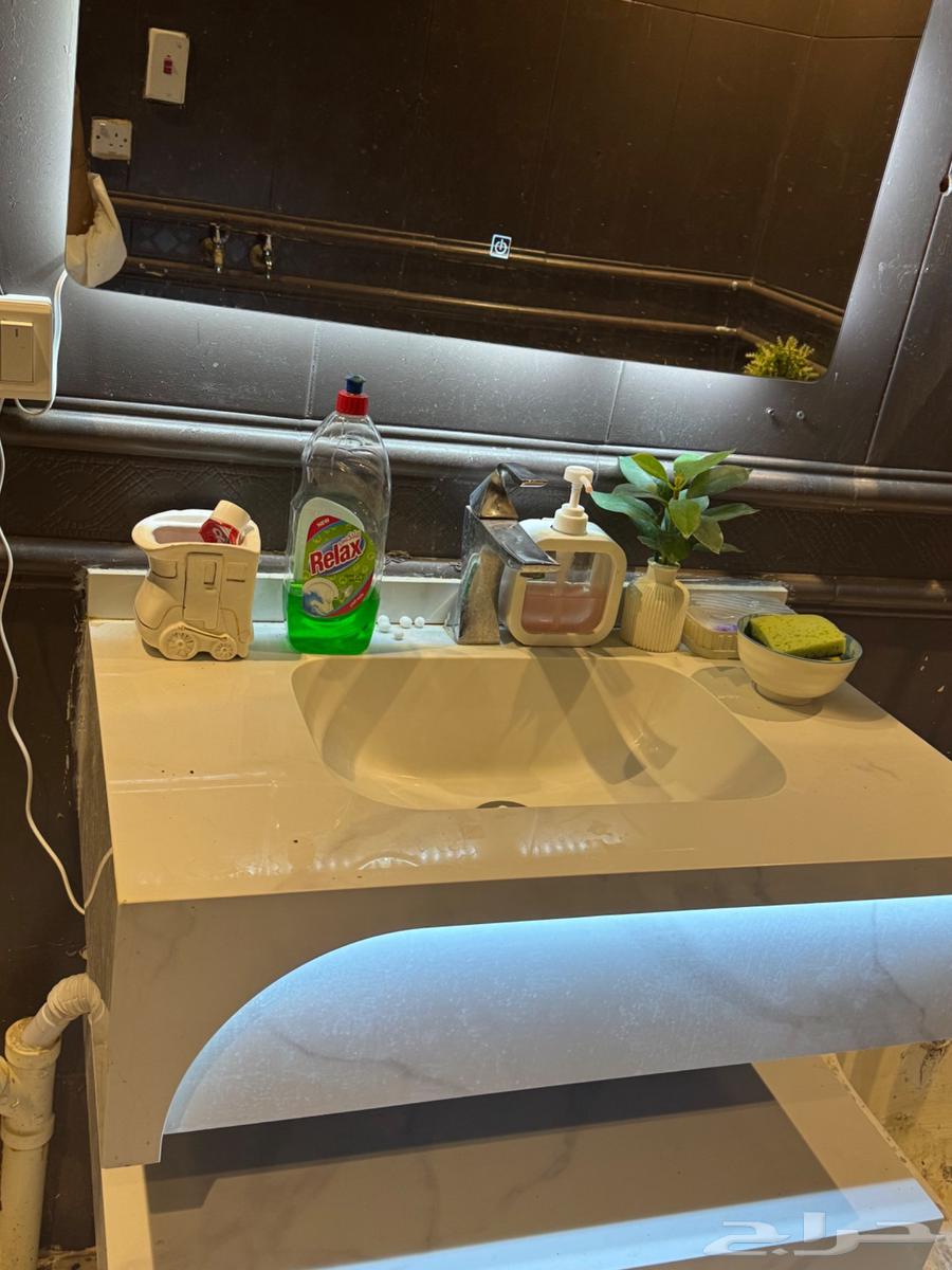 Sink with mixer and mirrors64481114631681110