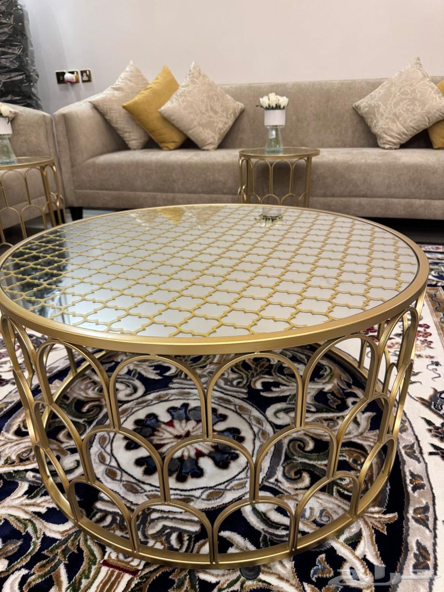 اثاث للبيع عبارة عن كنب وطاولات خدمة وطاولة كاونتر64481791183746112