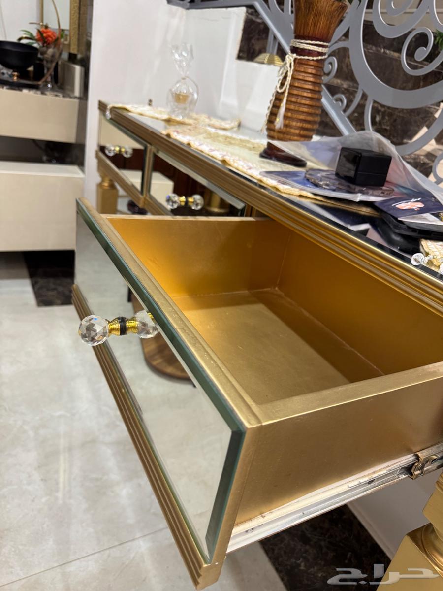 اثاث للبيع عبارة عن كنب وطاولات خدمة وطاولة كاونتر64481791183746111