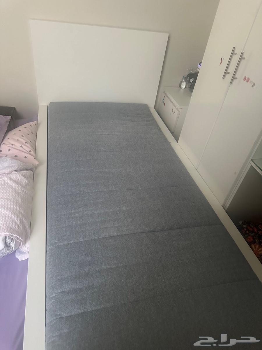 Wardrobe, bed, and chest64483314952707111