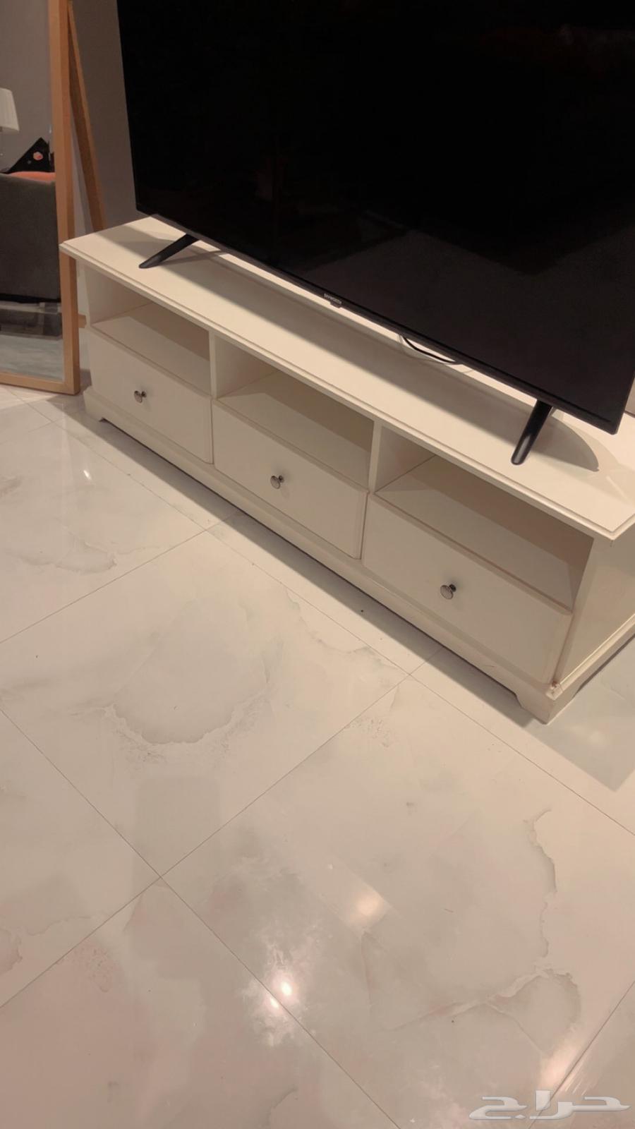 طاولة تلفزيون وطاولة قهوة من ايكيا64481359513219111