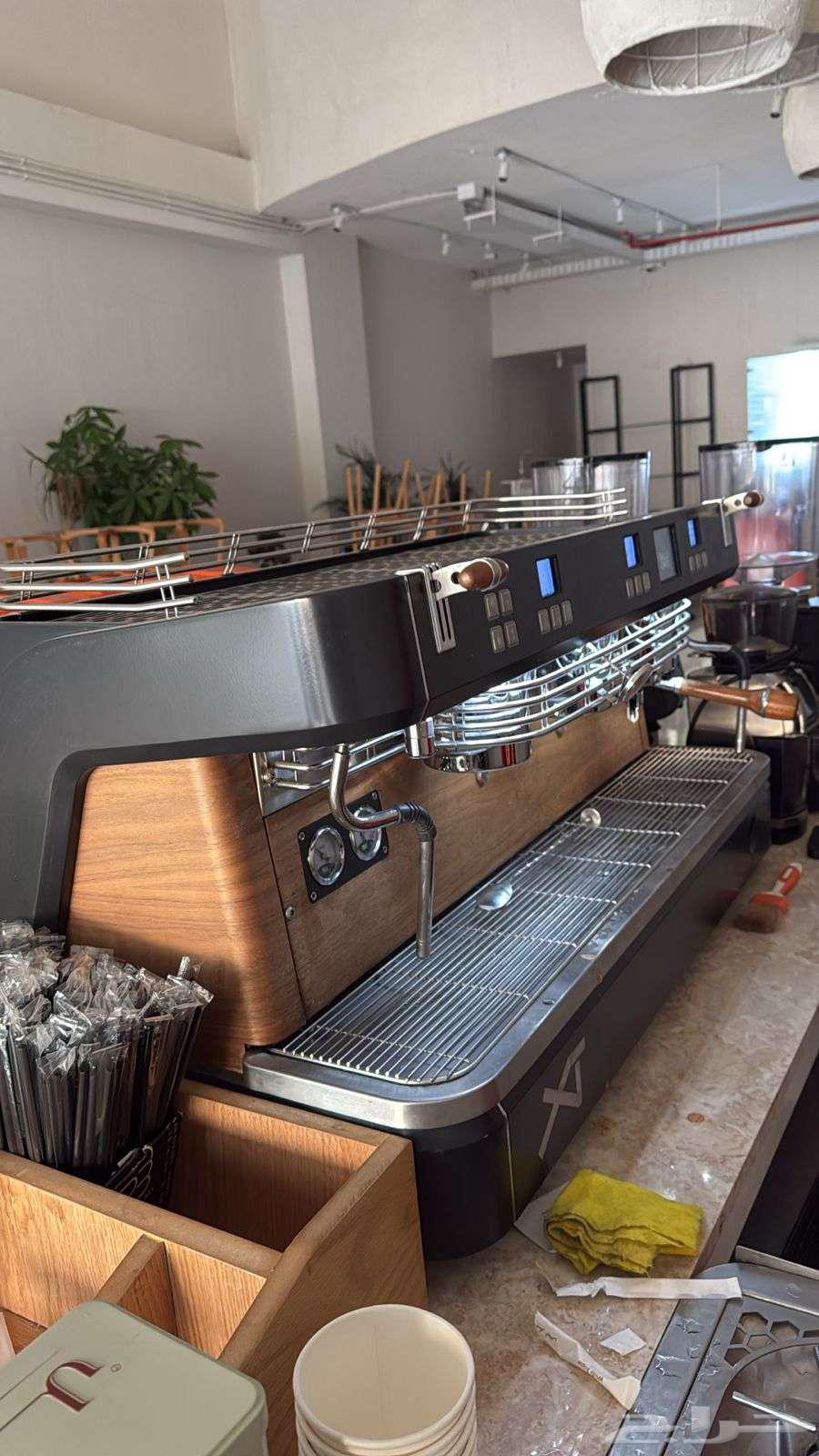 يوجد معدات بار كامله شبه جديده للبيع64485051261699110