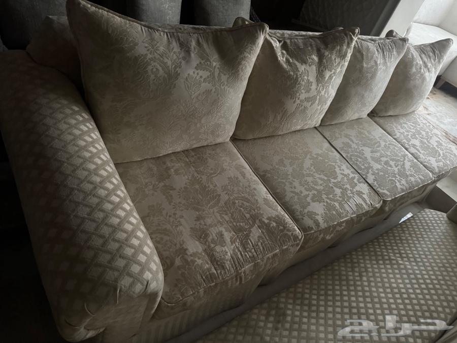 كنب من الصالح للبيع يكفي 16 شخص64480894983681110