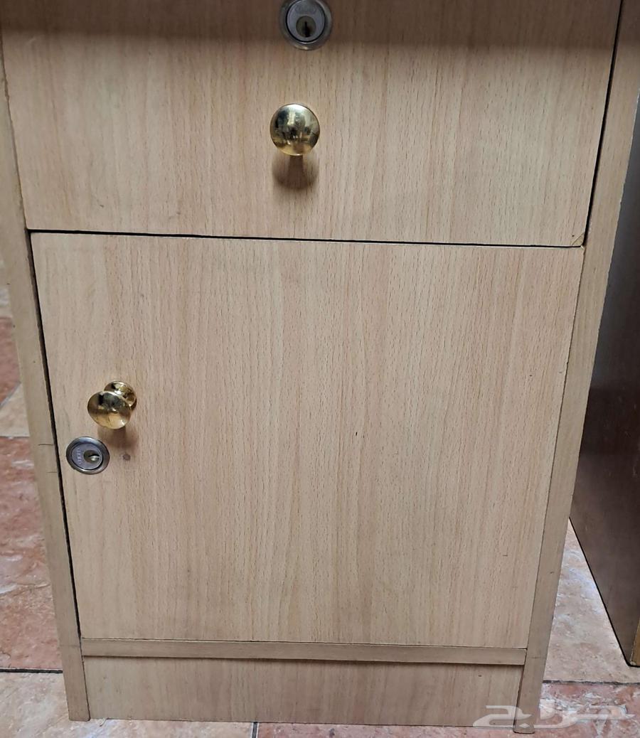 Small table with drawers64492595432579111