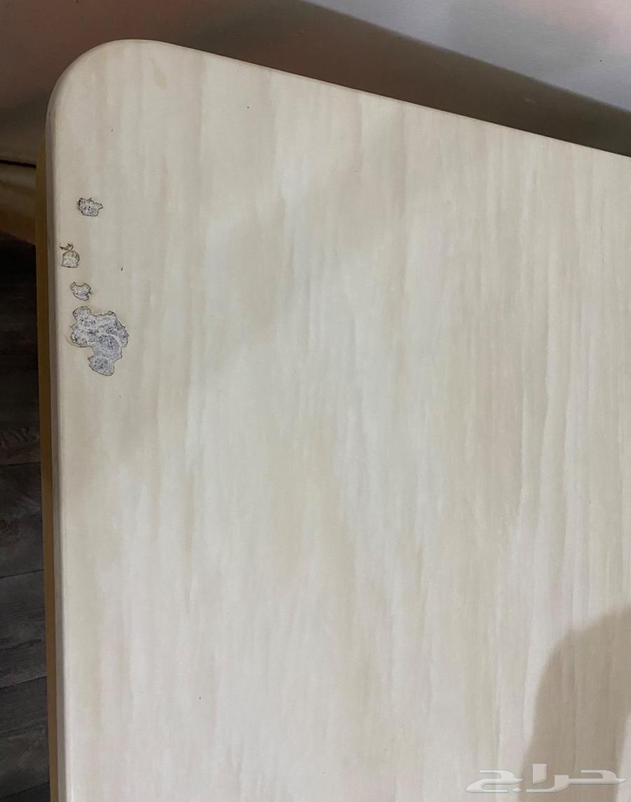 Dining table with four chairs for urgent sale due to moving64495583430658112