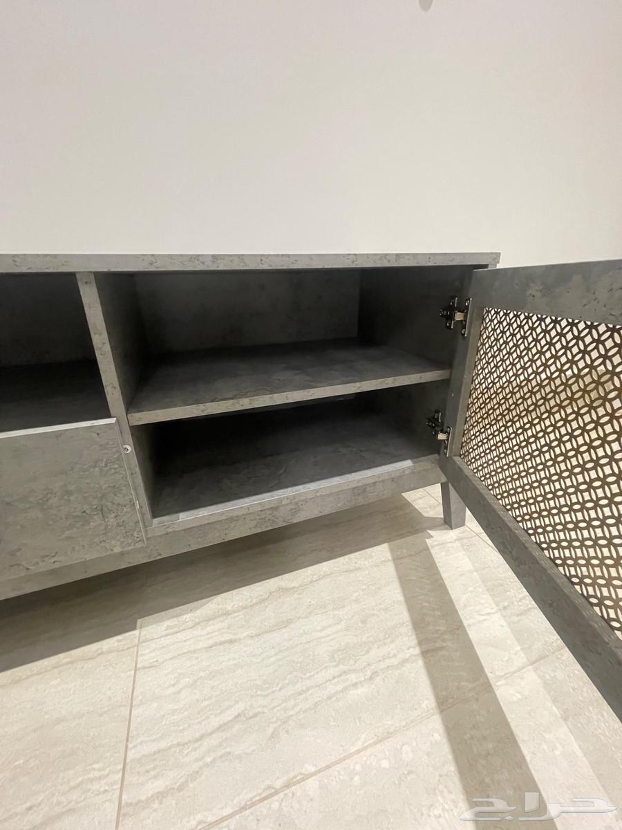 للبيع طاولة تلفزيون - شبه جديدة64490523753090112