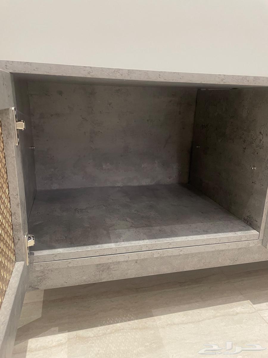 للبيع طاولة تلفزيون - شبه جديدة64490523753090113