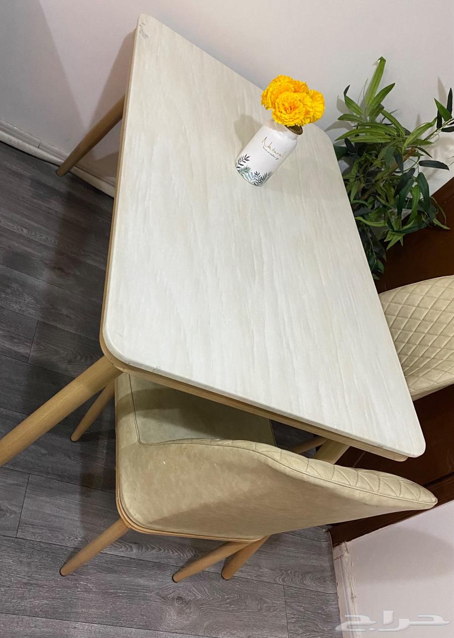 Dining table with four chairs for urgent sale due to moving64495583430658113