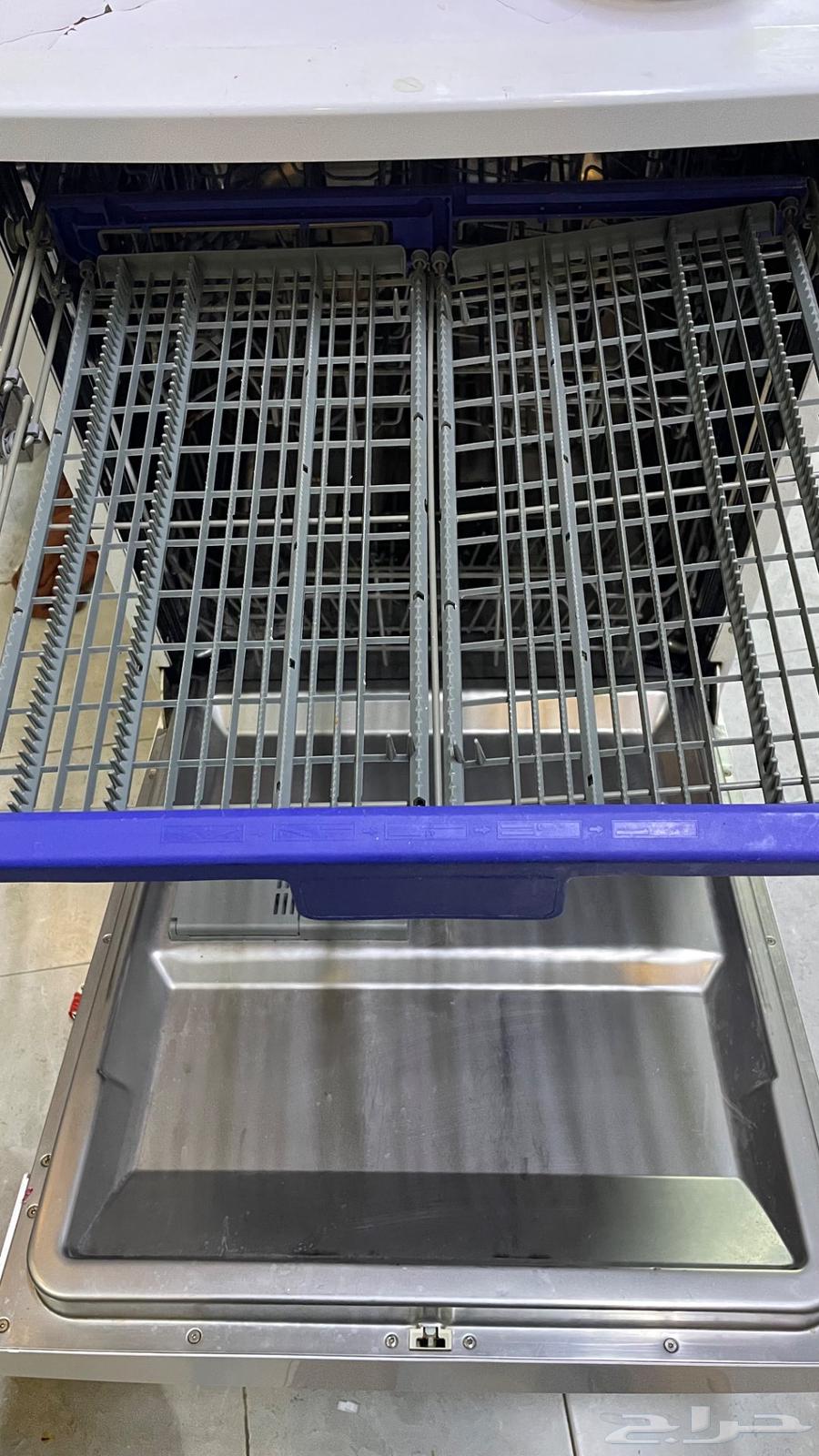 Dishwasher and containers64489461464577112