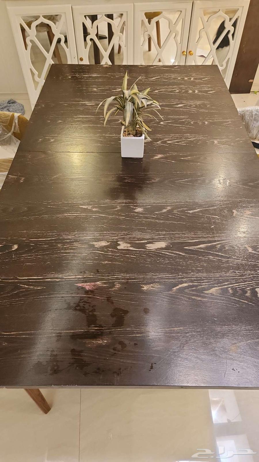 طاولة طعام شبه جديده (خشب معرق )قابله لتكبير والتصغير64494632396291110