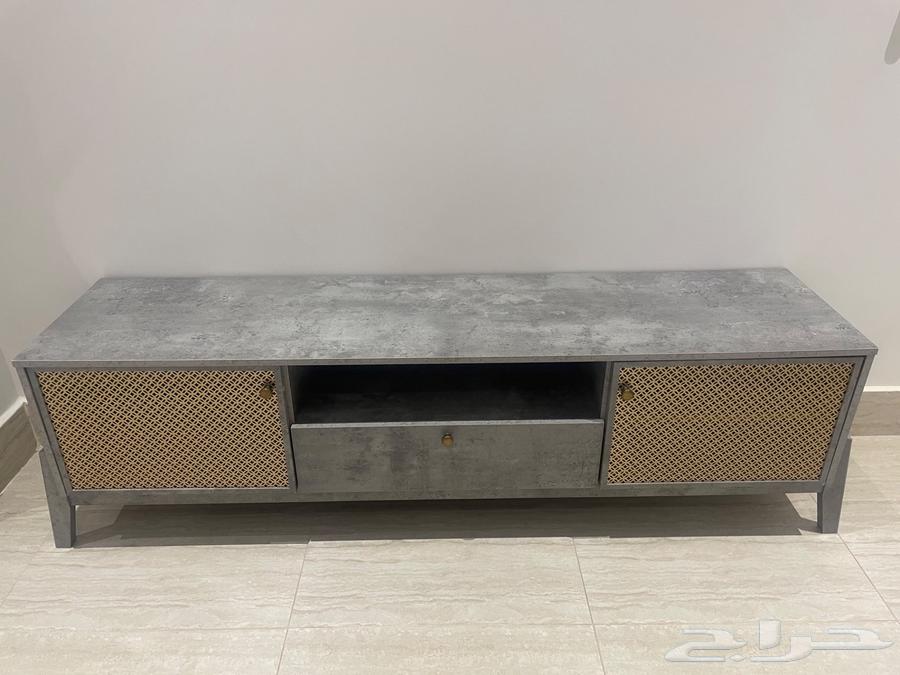للبيع طاولة تلفزيون - شبه جديدة64490523753090110